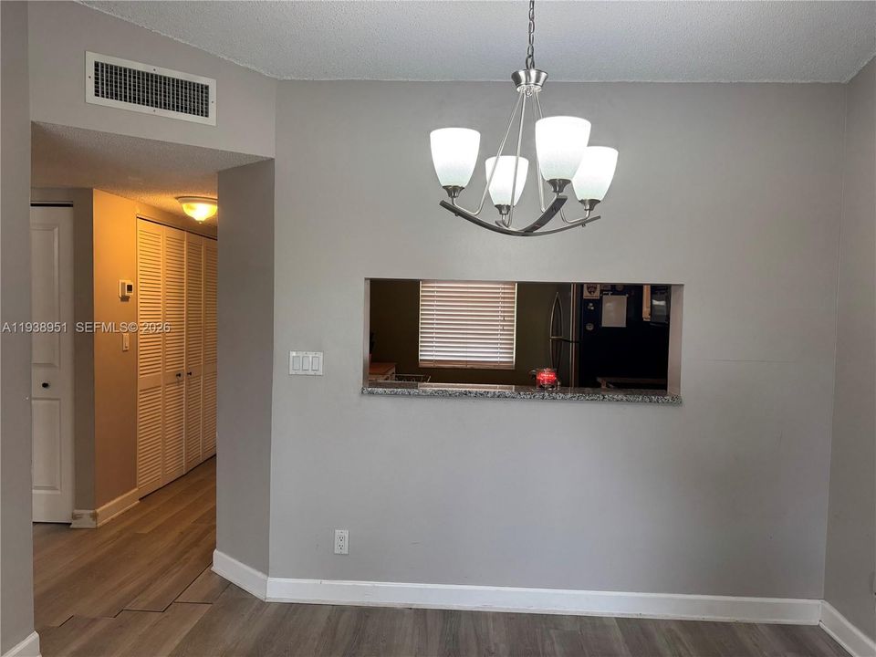 На продажу: $199,900 (2 спален, 2 ванн, 815 Квадратных фут)