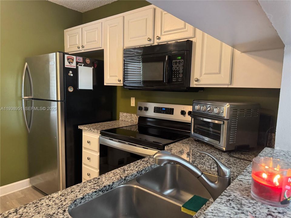 На продажу: $199,900 (2 спален, 2 ванн, 815 Квадратных фут)