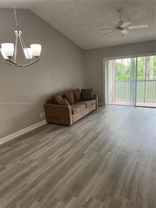 На продажу: $199,900 (2 спален, 2 ванн, 815 Квадратных фут)