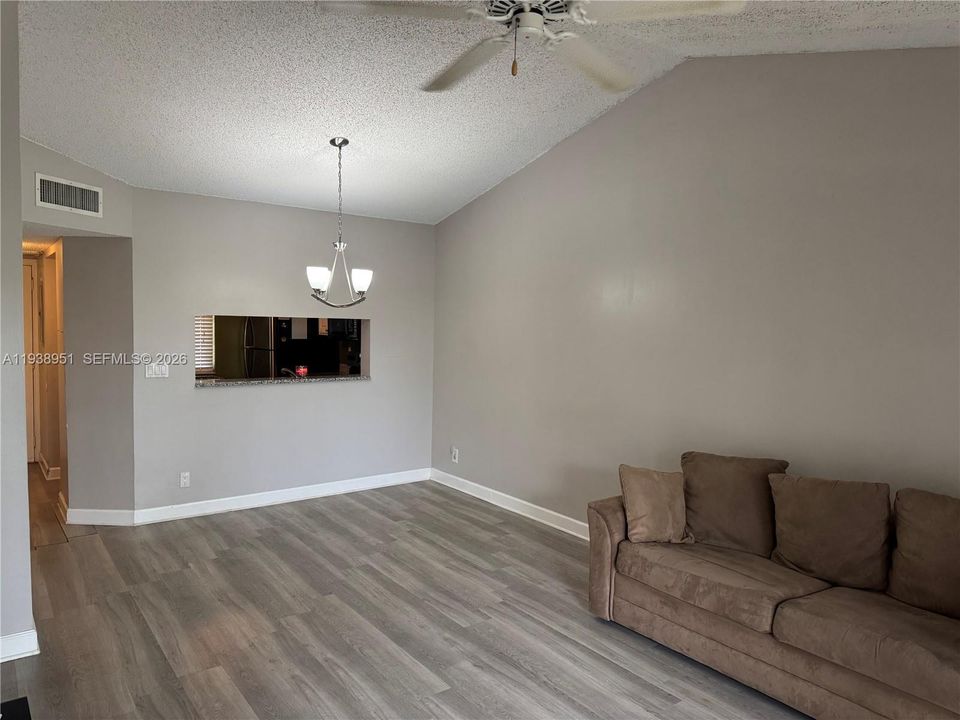 На продажу: $199,900 (2 спален, 2 ванн, 815 Квадратных фут)