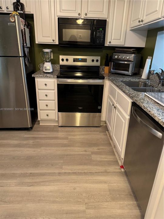 На продажу: $199,900 (2 спален, 2 ванн, 815 Квадратных фут)