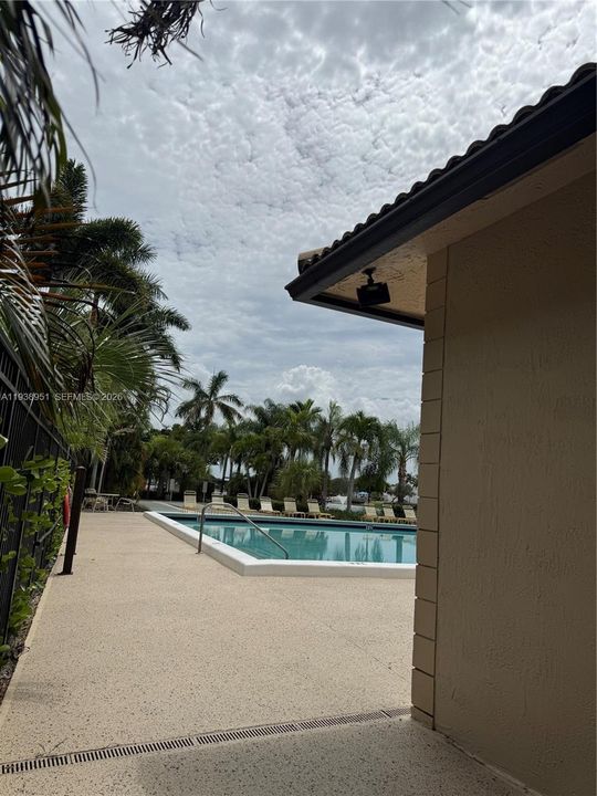 На продажу: $199,900 (2 спален, 2 ванн, 815 Квадратных фут)