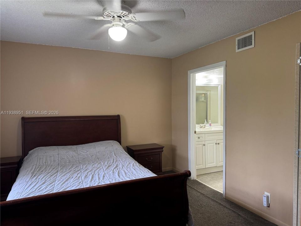 На продажу: $199,900 (2 спален, 2 ванн, 815 Квадратных фут)