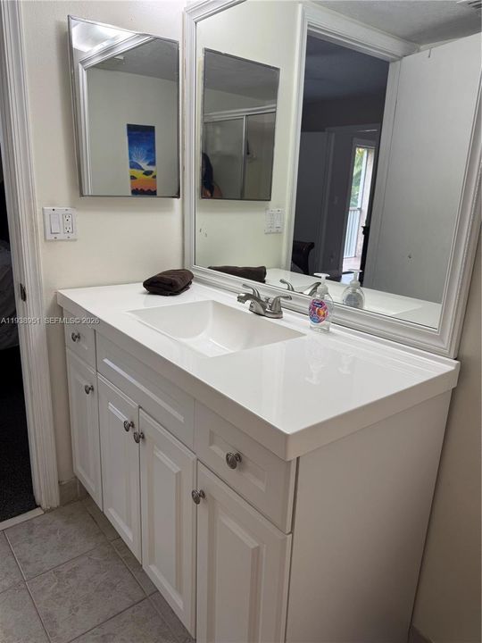 На продажу: $199,900 (2 спален, 2 ванн, 815 Квадратных фут)