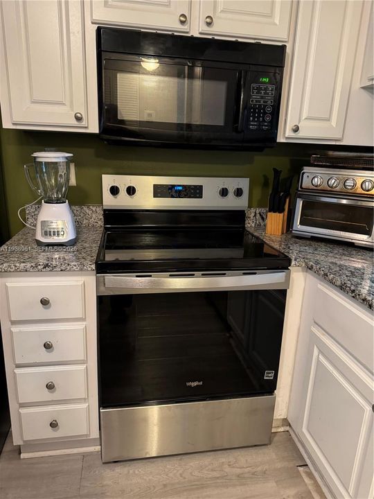 На продажу: $199,900 (2 спален, 2 ванн, 815 Квадратных фут)