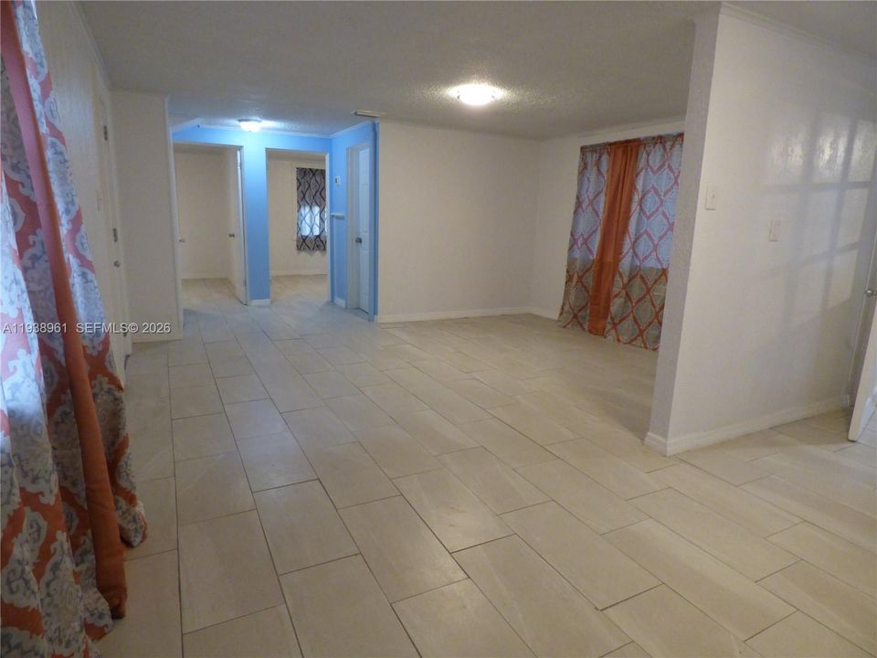 出租: $1,350 (2 贝兹, 1 浴室, 0 平方英尺)