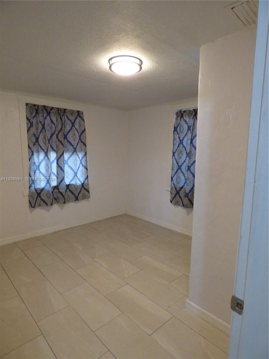 出租: $1,350 (2 贝兹, 1 浴室, 0 平方英尺)