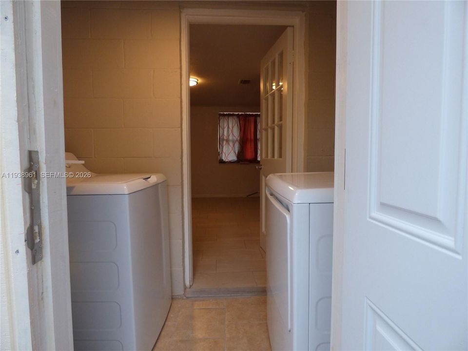 出租: $1,350 (2 贝兹, 1 浴室, 0 平方英尺)