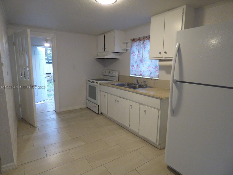 出租: $1,350 (2 贝兹, 1 浴室, 0 平方英尺)