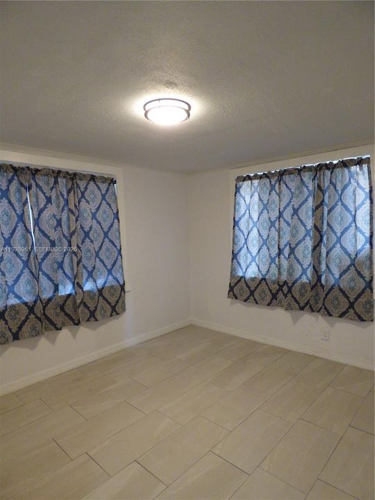 出租: $1,350 (2 贝兹, 1 浴室, 0 平方英尺)