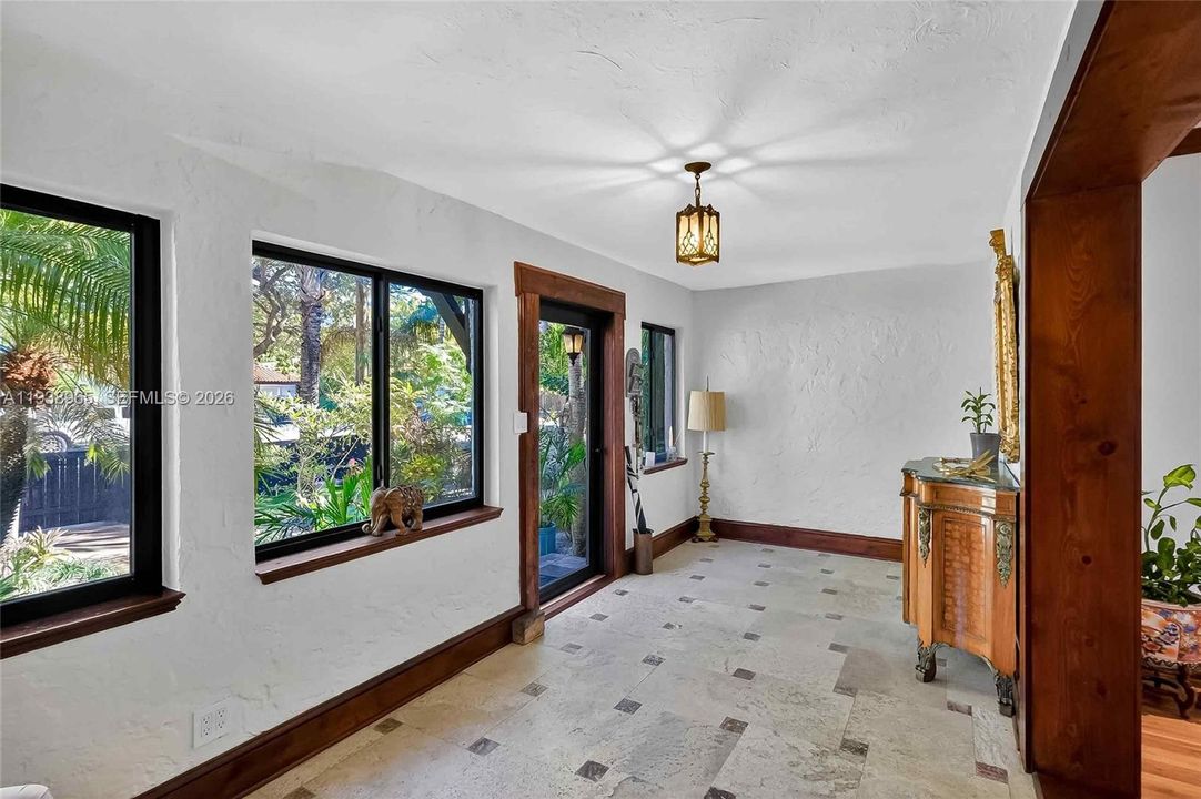 En Venta: $1,799,000 (4 camas, 3 baños, 2300 Pies cuadrados)