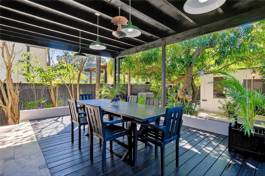 En Venta: $1,799,000 (4 camas, 3 baños, 2300 Pies cuadrados)