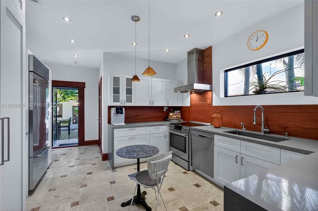 En Venta: $1,799,000 (4 camas, 3 baños, 2300 Pies cuadrados)