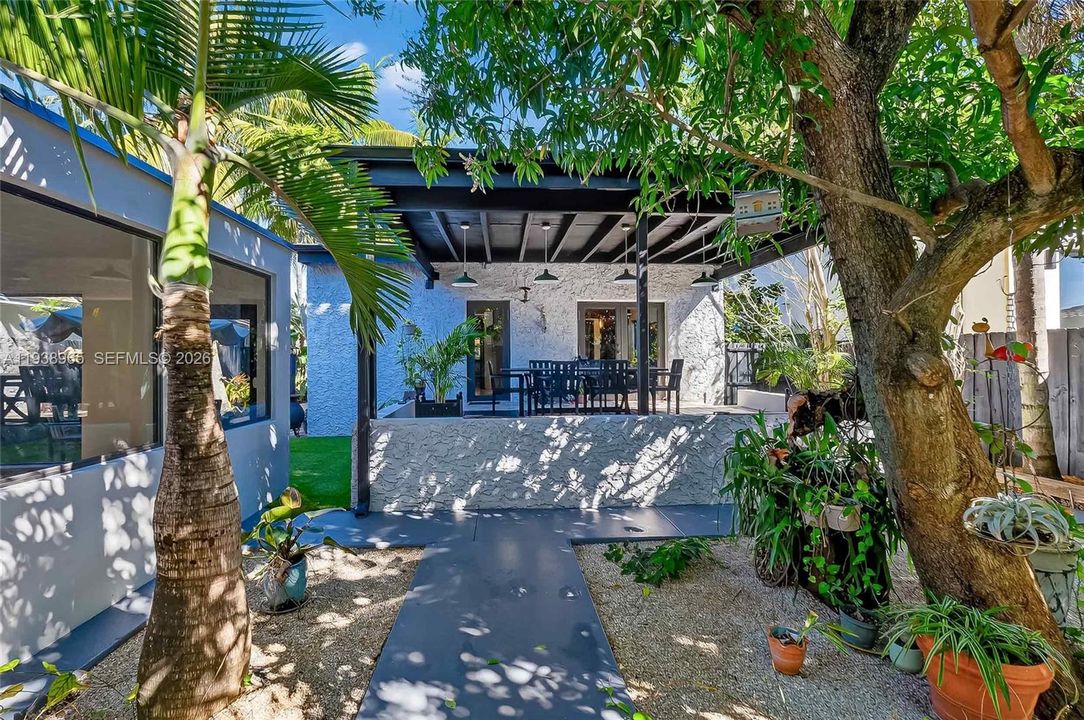 En Venta: $1,799,000 (4 camas, 3 baños, 2300 Pies cuadrados)