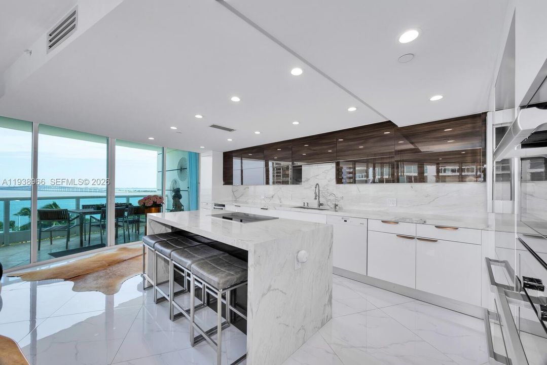 En Venta: $2,199,999 (3 camas, 3 baños, 2600 Pies cuadrados)