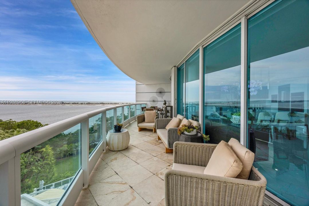 En Venta: $2,199,999 (3 camas, 3 baños, 2600 Pies cuadrados)