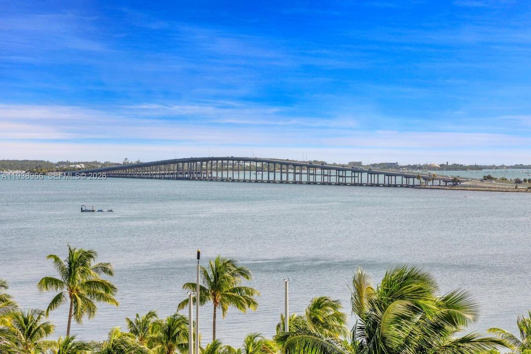 En Venta: $2,199,999 (3 camas, 3 baños, 2600 Pies cuadrados)