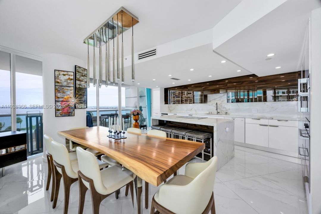 En Venta: $2,199,999 (3 camas, 3 baños, 2600 Pies cuadrados)