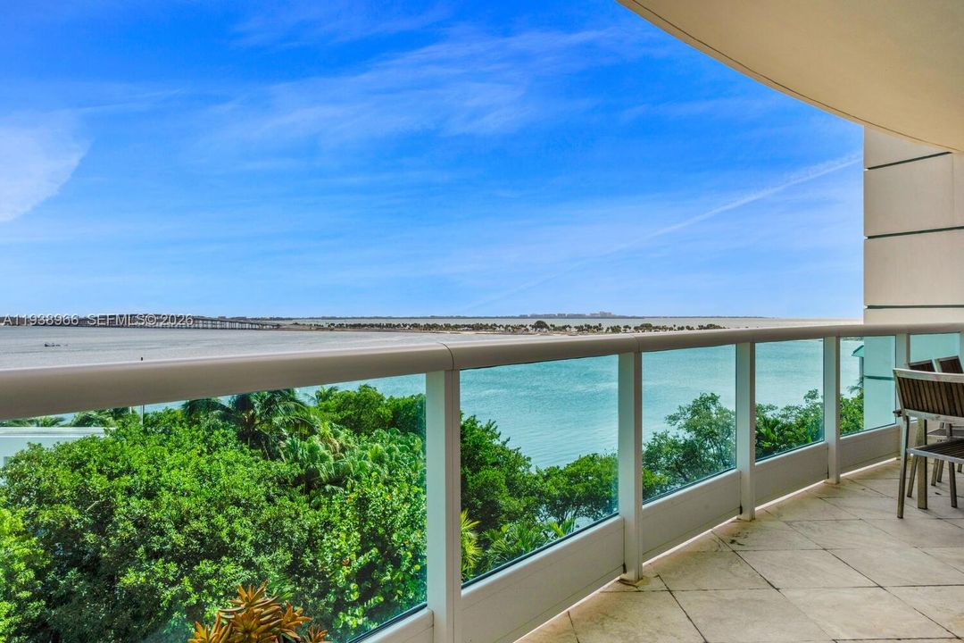 En Venta: $2,199,999 (3 camas, 3 baños, 2600 Pies cuadrados)