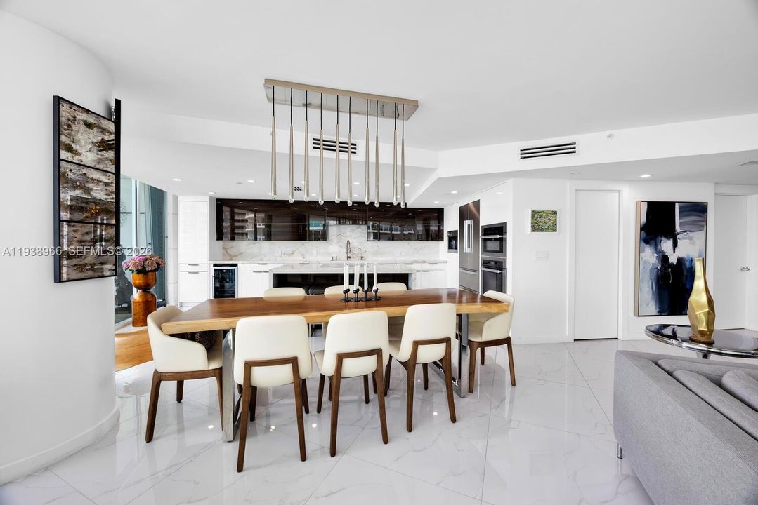 En Venta: $2,199,999 (3 camas, 3 baños, 2600 Pies cuadrados)