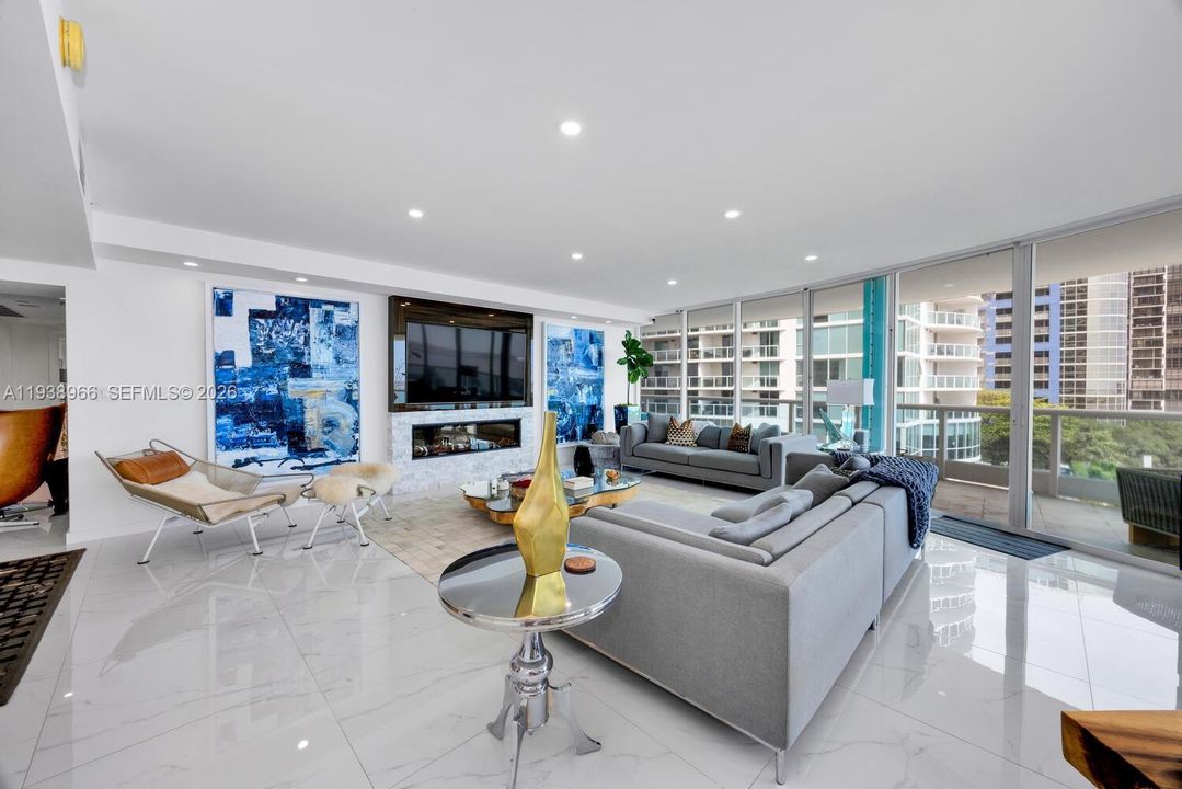 En Venta: $2,199,999 (3 camas, 3 baños, 2600 Pies cuadrados)