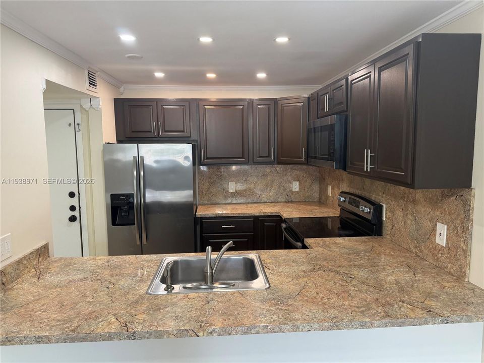 For Rent: $2,000 (2 beds, 1 baths, 930 Square Feet)