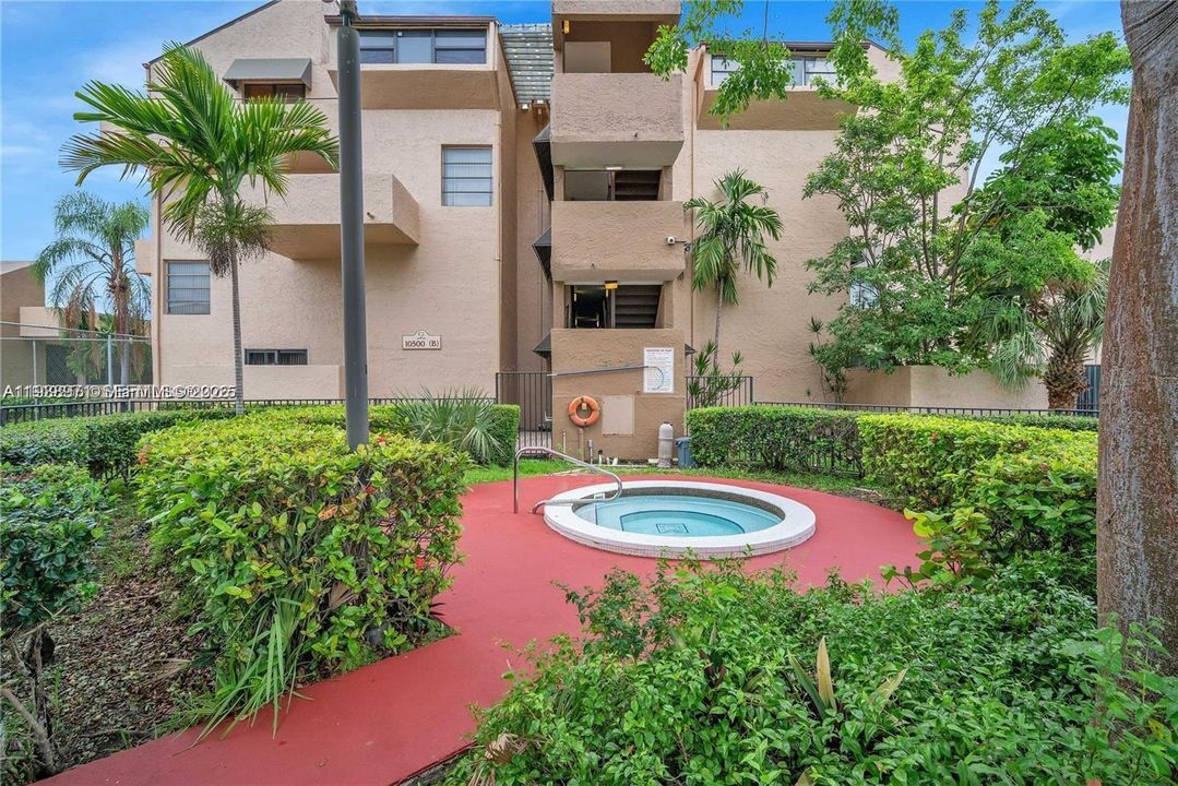 For Rent: $2,000 (2 beds, 1 baths, 930 Square Feet)