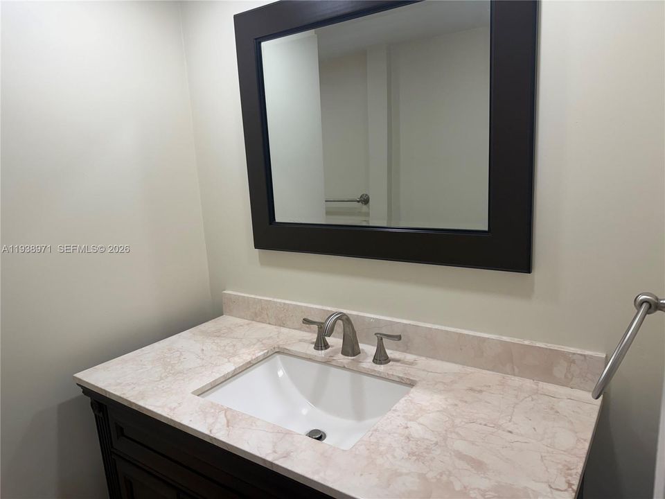 For Rent: $2,000 (2 beds, 1 baths, 930 Square Feet)