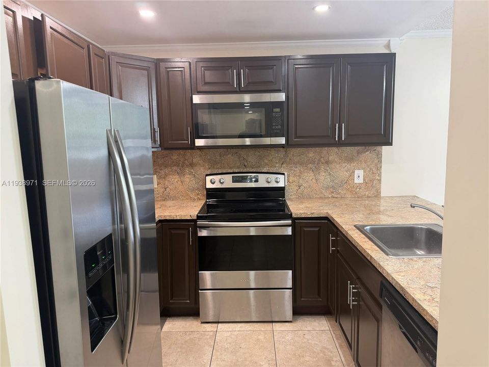 For Rent: $2,000 (2 beds, 1 baths, 930 Square Feet)