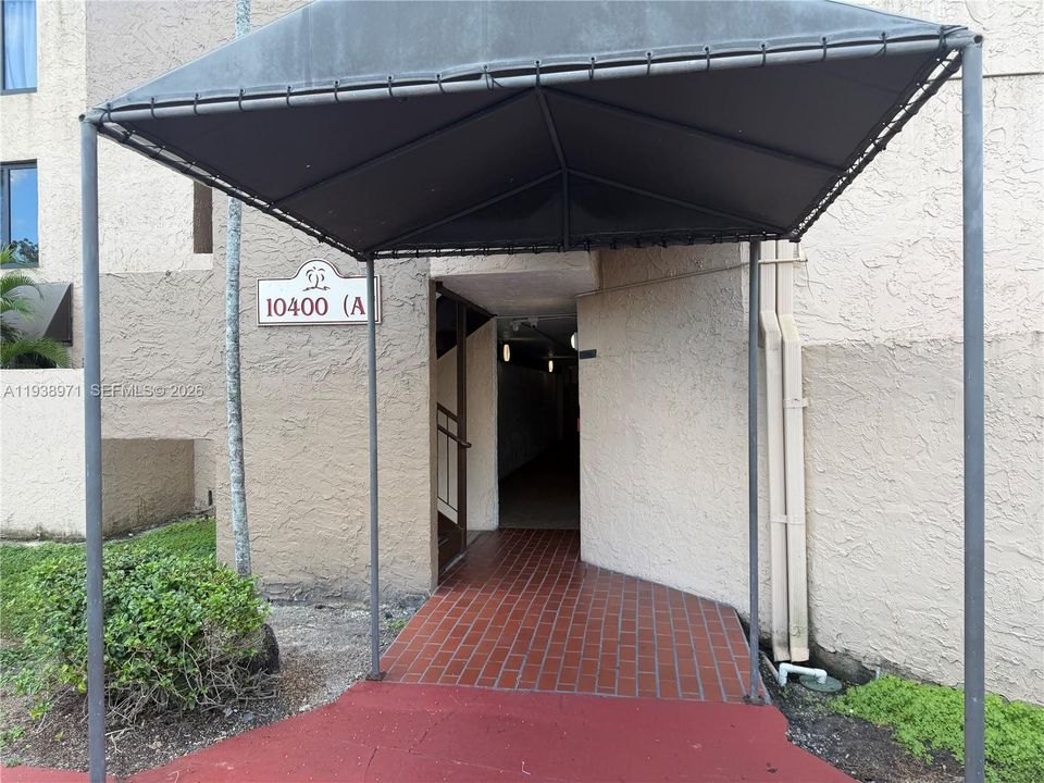 For Rent: $2,000 (2 beds, 1 baths, 930 Square Feet)