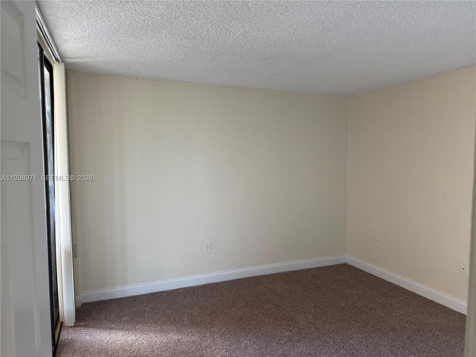 For Rent: $2,000 (2 beds, 1 baths, 930 Square Feet)
