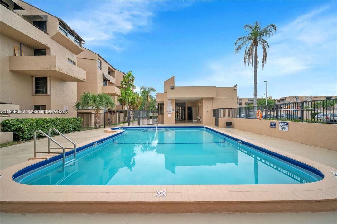 For Rent: $2,000 (2 beds, 1 baths, 930 Square Feet)