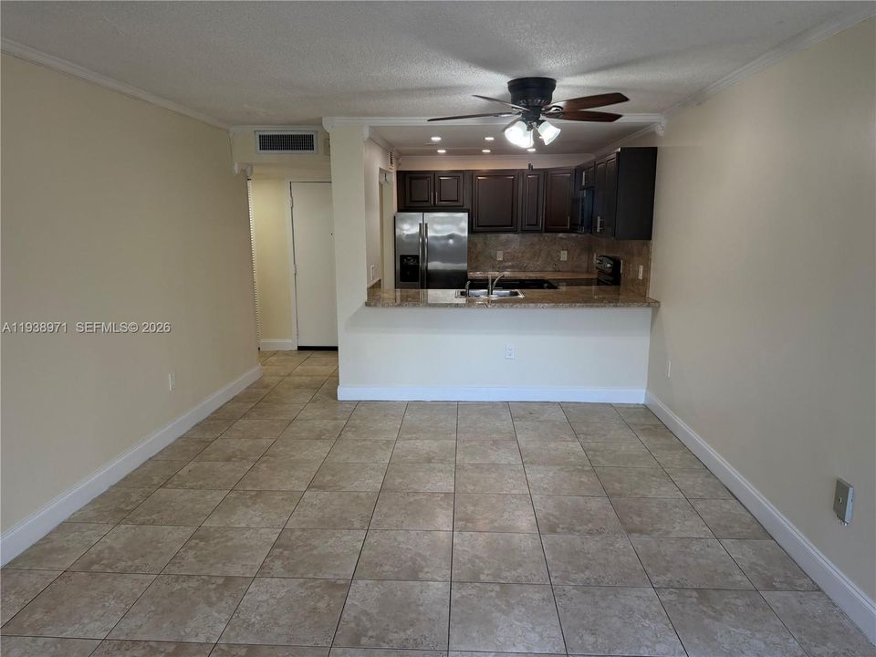 For Rent: $2,000 (2 beds, 1 baths, 930 Square Feet)