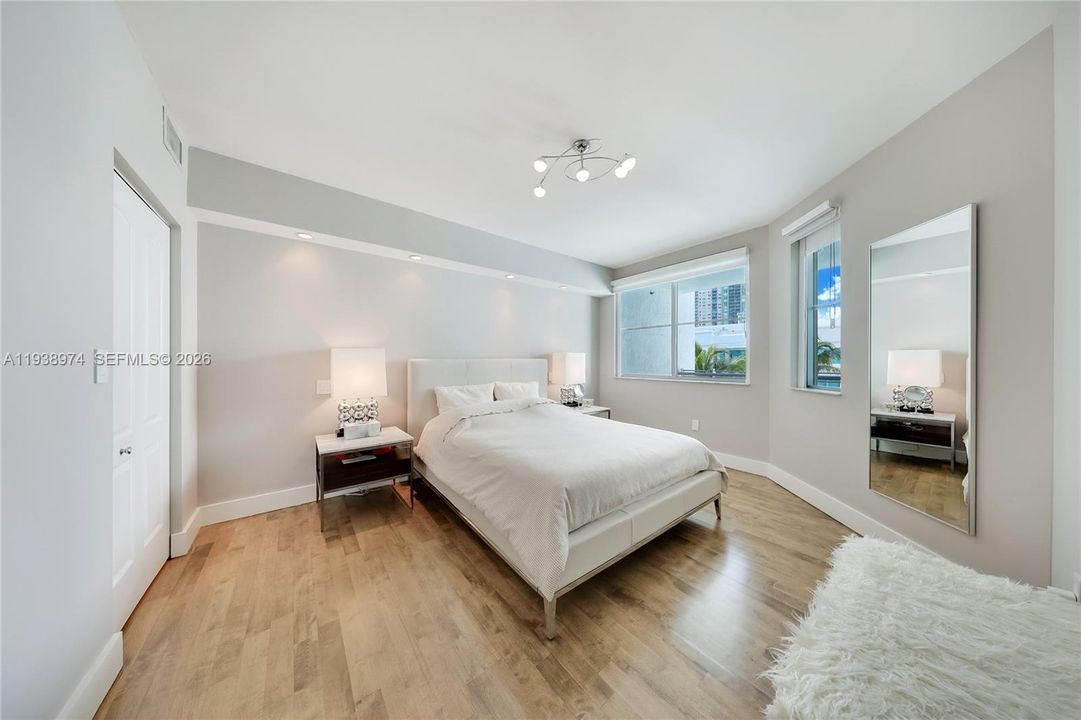 For Sale: $1,170,000 (2 beds, 2 baths, 1247 Square Feet)