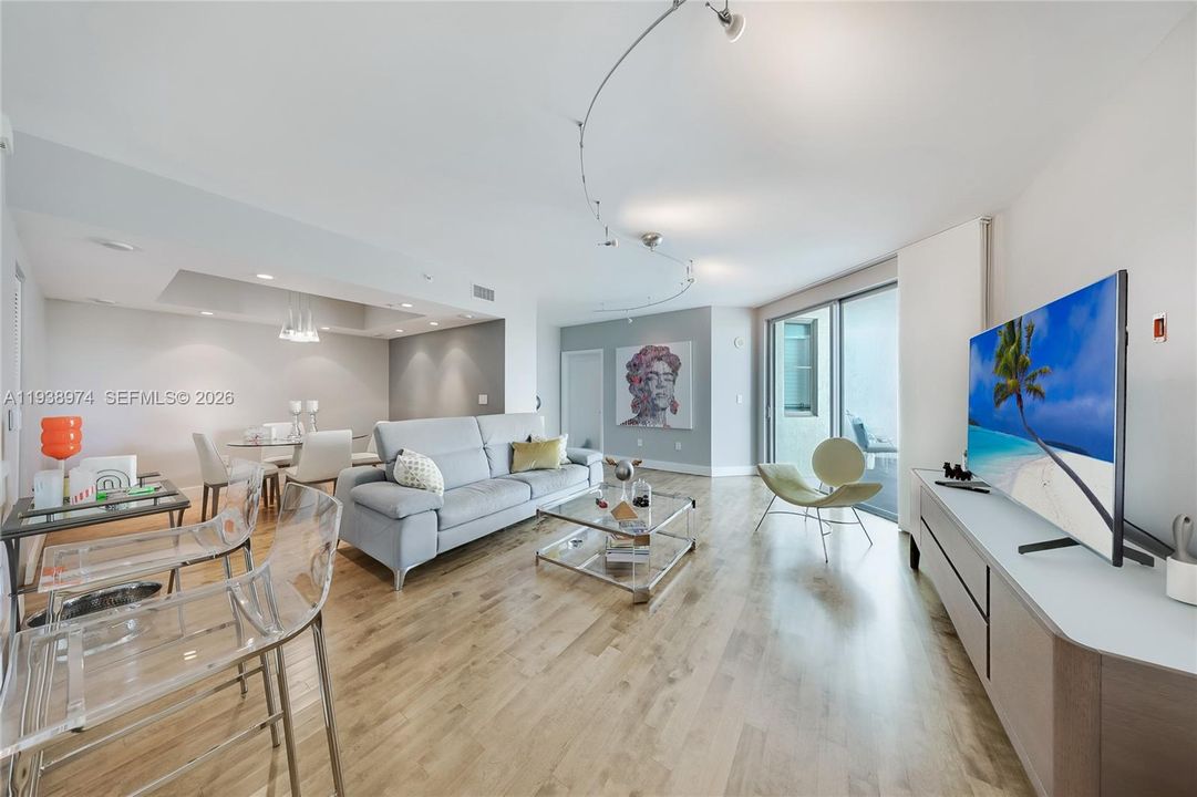 For Sale: $1,170,000 (2 beds, 2 baths, 1247 Square Feet)