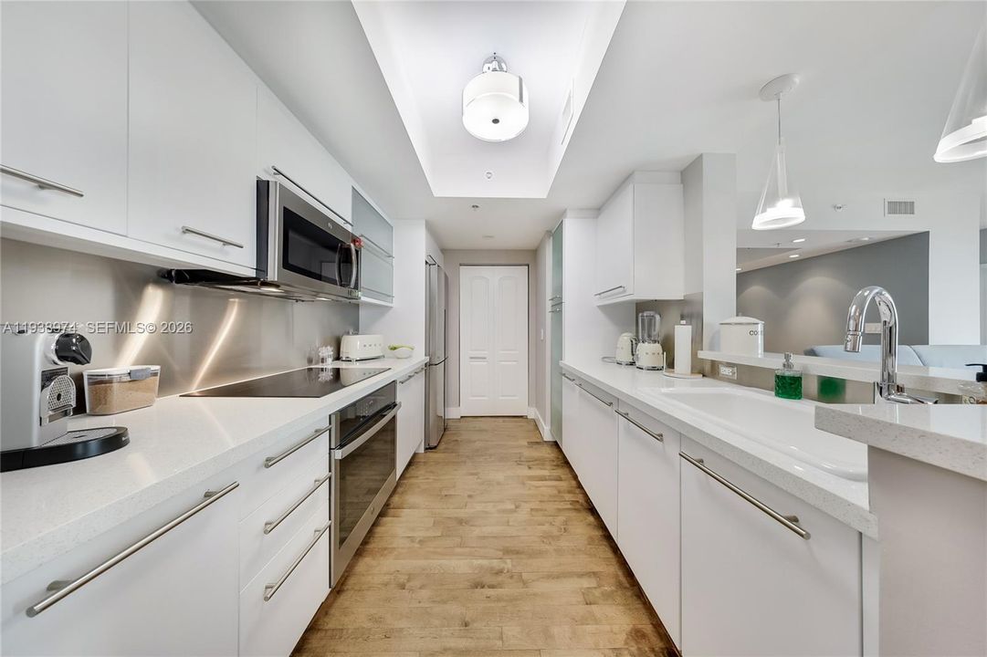 For Sale: $1,170,000 (2 beds, 2 baths, 1247 Square Feet)