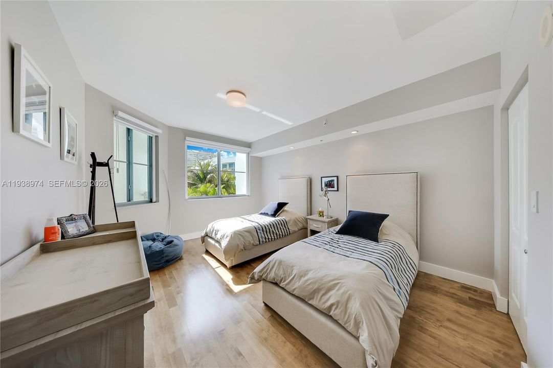 For Sale: $1,170,000 (2 beds, 2 baths, 1247 Square Feet)