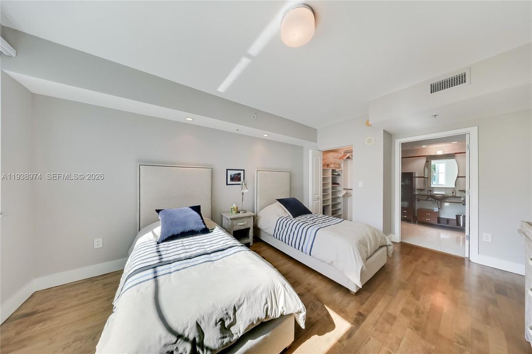 For Sale: $1,170,000 (2 beds, 2 baths, 1247 Square Feet)