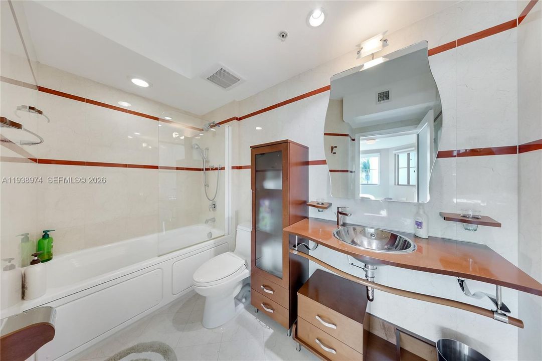 For Sale: $1,170,000 (2 beds, 2 baths, 1247 Square Feet)