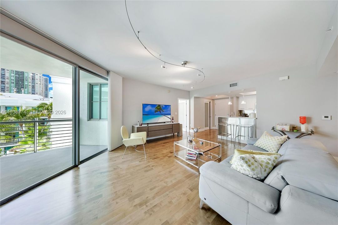 For Sale: $1,170,000 (2 beds, 2 baths, 1247 Square Feet)
