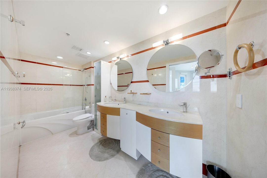 For Sale: $1,170,000 (2 beds, 2 baths, 1247 Square Feet)