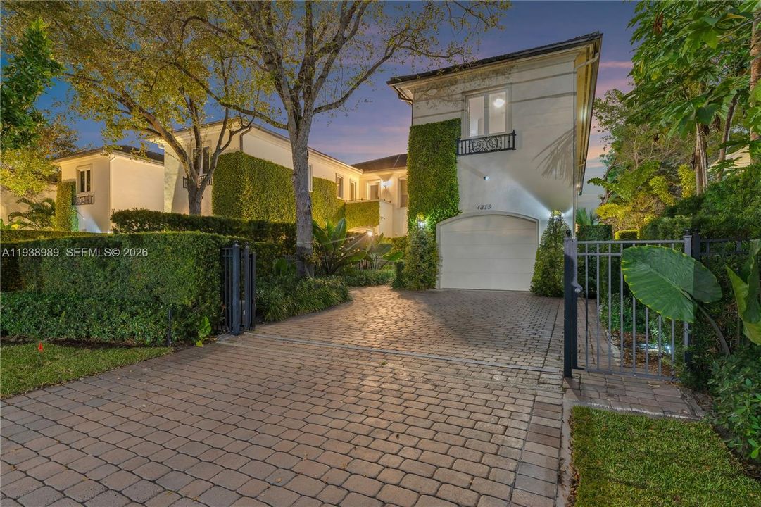 For Sale: $3,975,000 (4 beds, 4 baths, 3451 Square Feet)