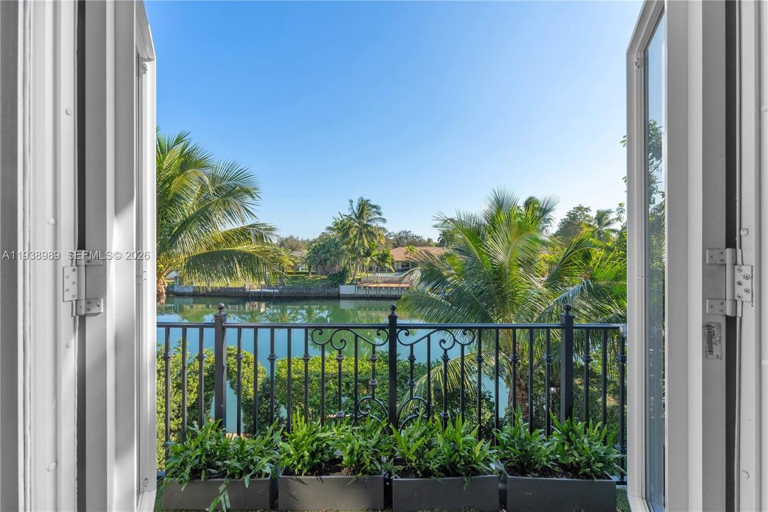 For Sale: $3,975,000 (4 beds, 4 baths, 3451 Square Feet)