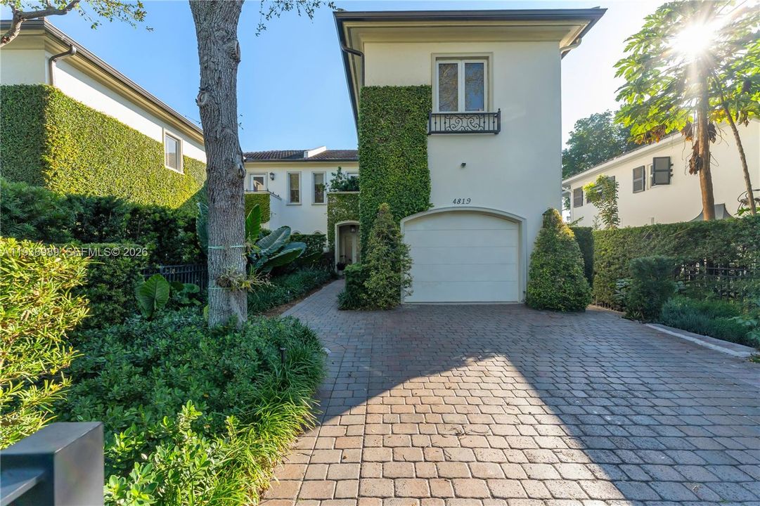 For Sale: $3,975,000 (4 beds, 4 baths, 3451 Square Feet)