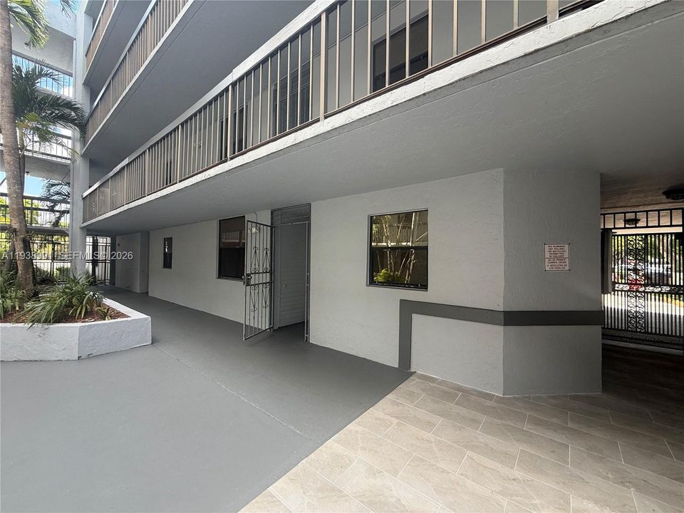 For Sale: $279,000 (2 beds, 2 baths, 936 Square Feet)