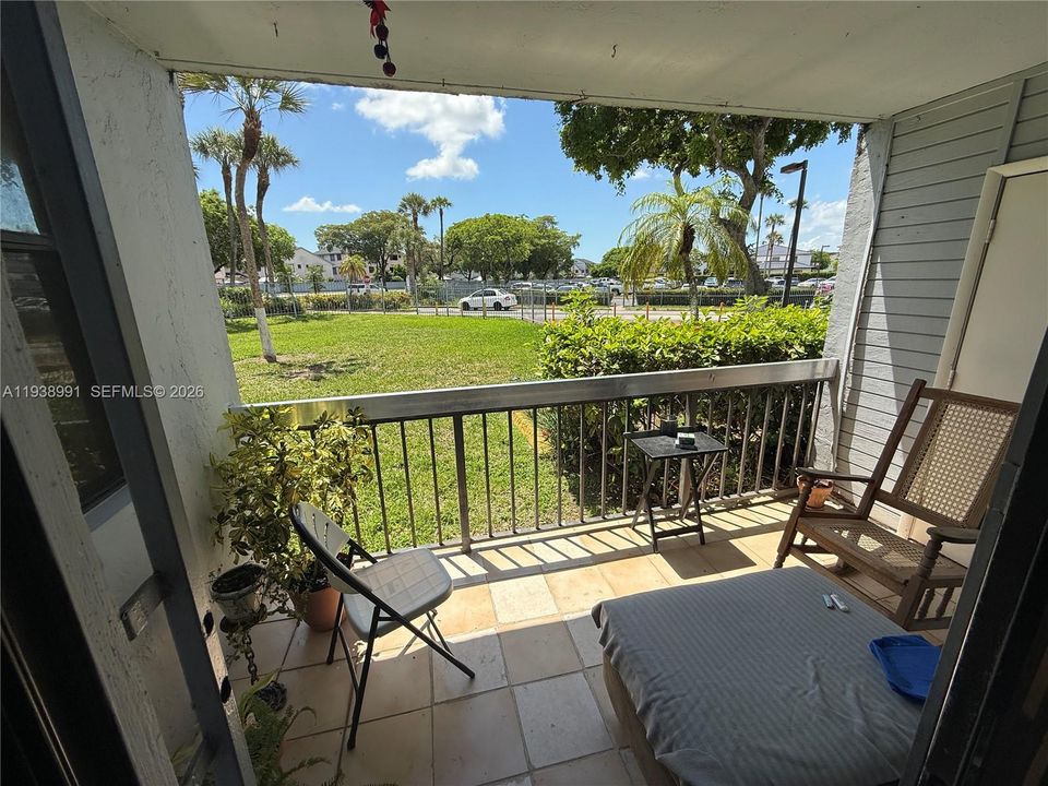 For Sale: $279,000 (2 beds, 2 baths, 936 Square Feet)