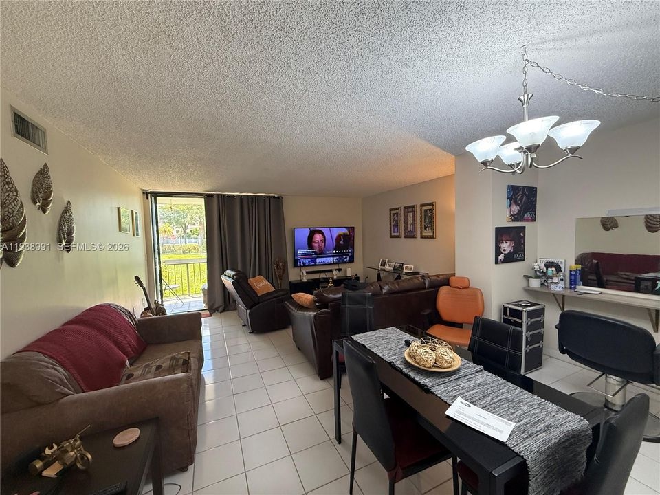 For Sale: $279,000 (2 beds, 2 baths, 936 Square Feet)
