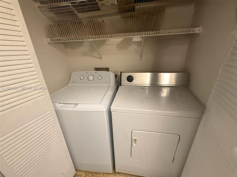 For Sale: $279,000 (2 beds, 2 baths, 936 Square Feet)