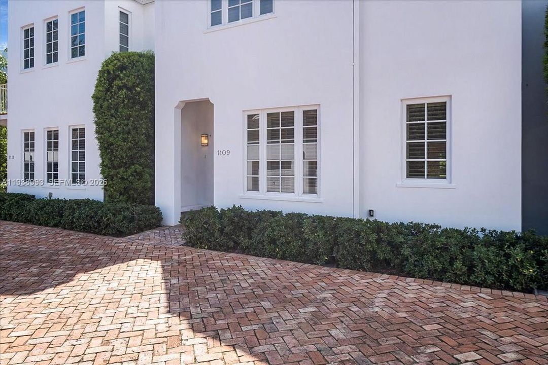 出租: $9,000 (3 贝兹, 2 浴室, 2203 平方英尺)