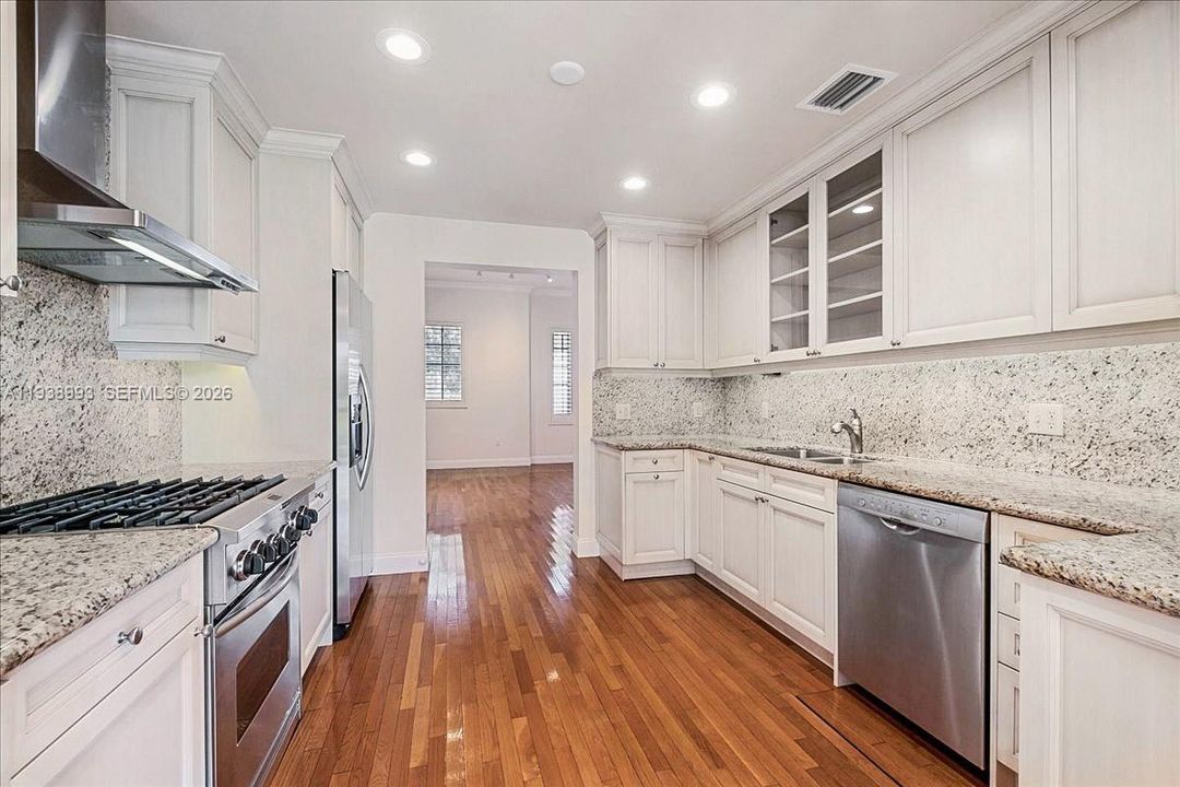 出租: $9,000 (3 贝兹, 2 浴室, 2203 平方英尺)